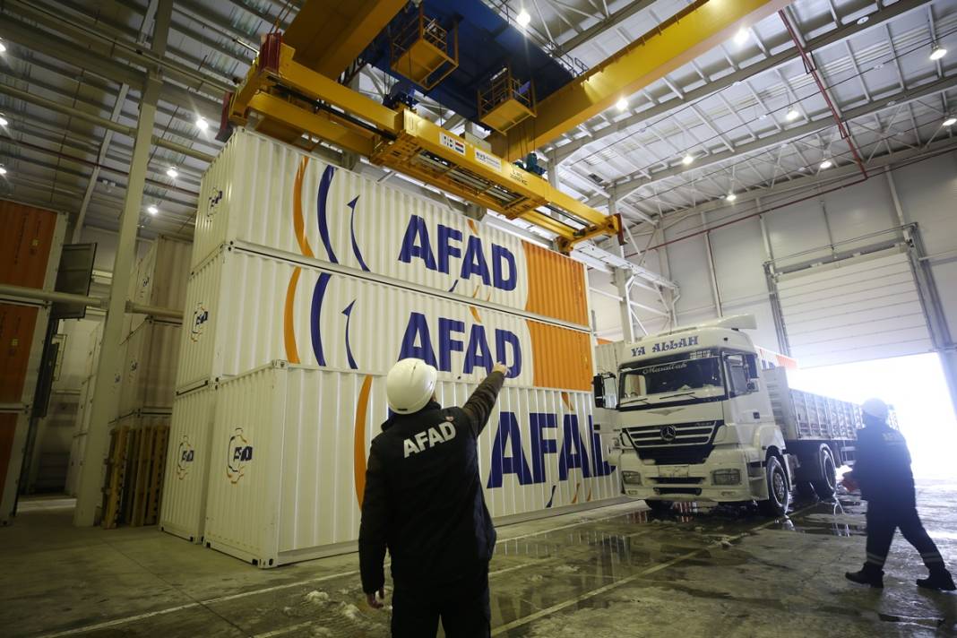 Türkiye deprem felaketine ağlıyor! Arama-kurtarma çalışmalarına katılmak için AFAD'a 100 binden fazla başvuru yapıldı 2